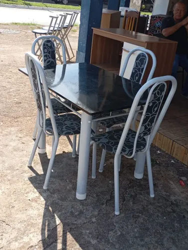 mesa de 4 cadeiras bem conservada 