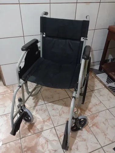 Cadeira de rodas semi nova