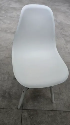 Uma unidade Cadeira Eames