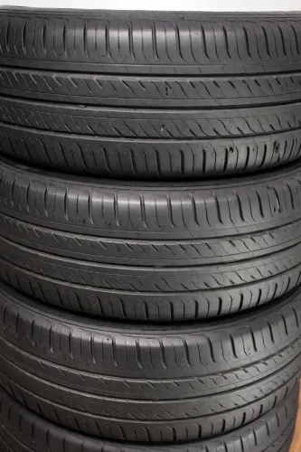 Vendo 4 pneus Radial 185 65 15 semi novos conforme fotos 