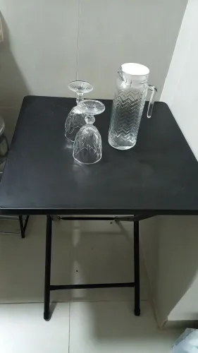 Mesa quadrada de metal preta - Otimo estado.