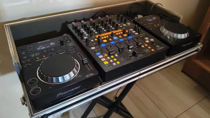 Par de CDJs 350 Pioneer + Mixer DDM 4000 Behringer + Case