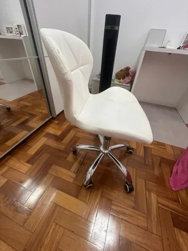 Kit com duas cadeiras brancas de rodinhas - 120 cada.
