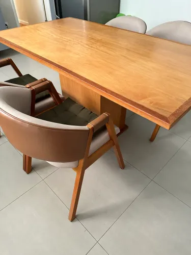 Mesa de Jantar de Madeira Maciça 1,70m x 90cm, com 4 cadeiras de madeira e couro