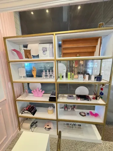 Estante Vitrine Metal Dourado e MDF, 10 Nichos