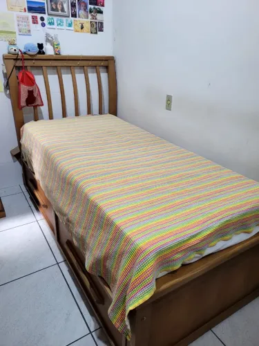 Cama Madeira Maciça Excelente Produto! Com dois gavetões e c suporte de cama auxiliar!