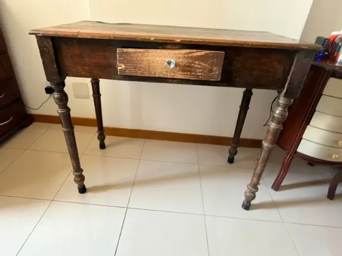Mesa/escrivaninha antiga (1926) com gaveta - Madeira maciça
