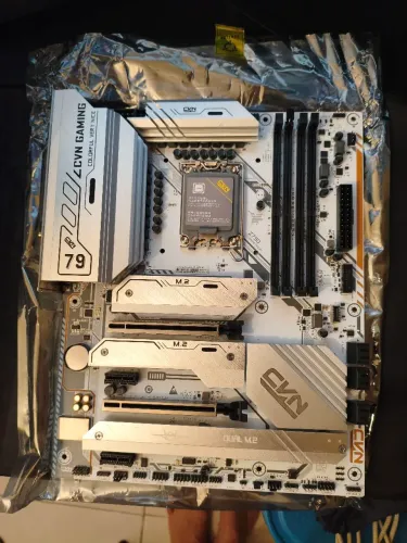 Placa-Mãe Colorful CVN Z790 Gaming Frozen V20 Branca (LGA 1700 / DDR5 / Wi-Fi)