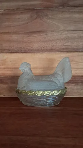 Galinha no ninho - bomboniere! Peça antiga em perfeito estado!