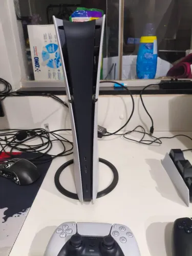 Playstation 5 slim com dois controles Dualsense originais e base de carregamento oficial