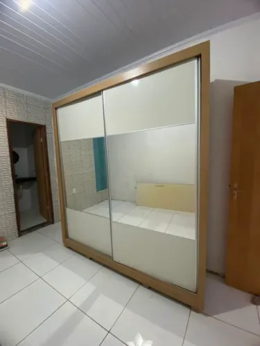 Guarda roupa casal , porta de correr com espelho!