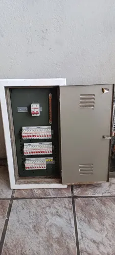 QUADRO DE DISTRIBUIÇÃO GABINETE DE AÇO /// R$750,00