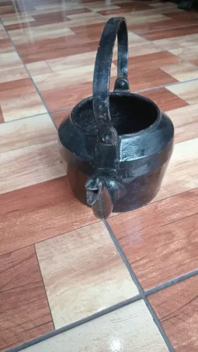 Vendo ,bule de ferro antigo 