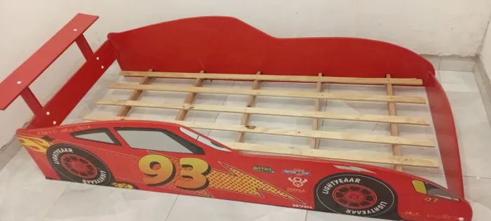 Cama infantil carrinho,com colchão. Com pequena avaria no Aerofolio. 