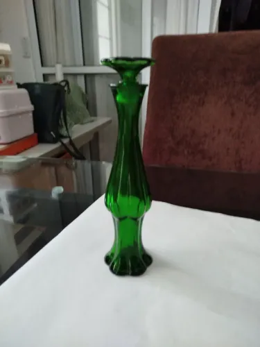 Antigo vidro de Perfume Avon , vaso verde com tapa