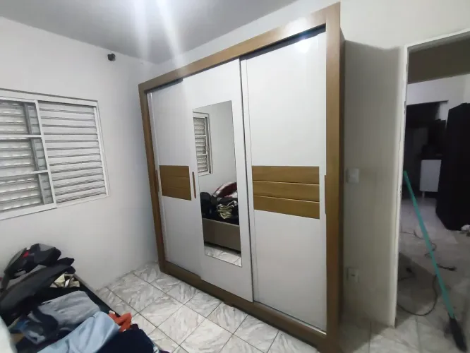 Guarda Roupa semi-novo de casal, três portas de corres com 3 gavetas e espelho.