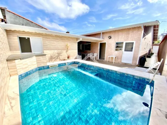 Casa em Peruíbe com piscina com 3 quartos e edícula REF: 9186