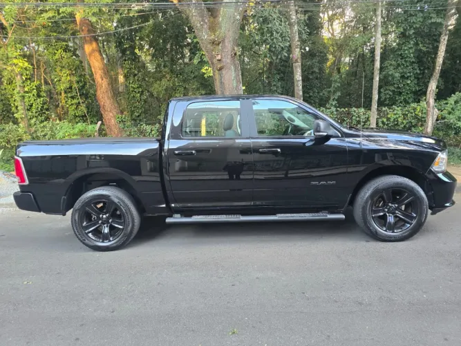 Ram Classic Laramie Night Edition 5.7 V8 16V Gasolina 4X4 Aut. 2023