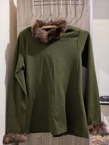 Suéter feminino lá batida. Verde. Gola e punhos peluciados. Tamanho P. PERFEITO ESTADO.