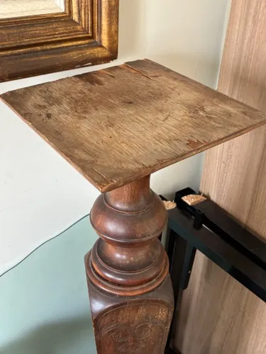 Pedestal/Coluna Decorativa Antiga em Madeira Maciça Entalhada