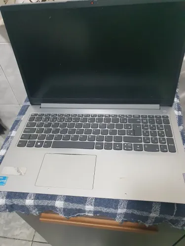 Notebook Lenovo com defeito,para quem quiser arrumar ou retirar peças...