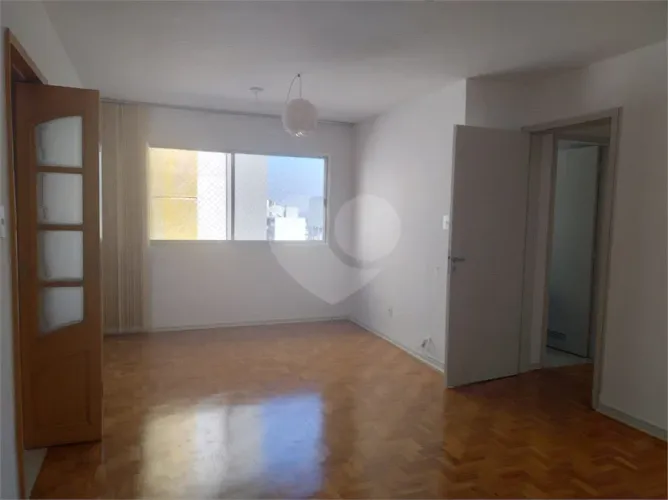 Apartamento à Venda no Paraíso com 2 Dormitórios, 1 Vaga e Excelente Potencial de Reforma