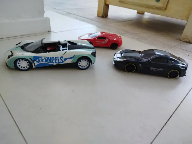 Lote com 3 carros brinquedos. 