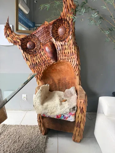 Trono de Coruja em Madeira Entalhada Artesanal - Peça Decorativa Exclusiva