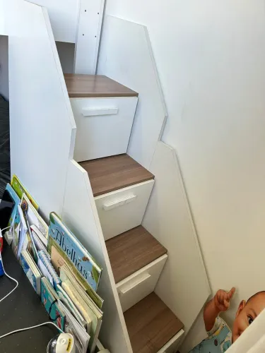 Cama beliche infantil com gavetões