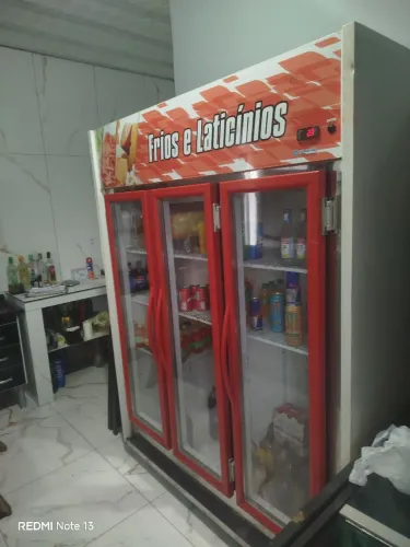 Vende se expositor gelando muito bem semi novo