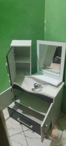Armário de banheiro, com Espelho (2 gavetas e uma porta para produto de limpeza.
