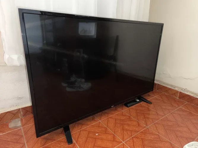 Smart TV LG 43" 4K Ultra HD - Modelo 43UH6100 (Tela Azulada / Para Conserto)
