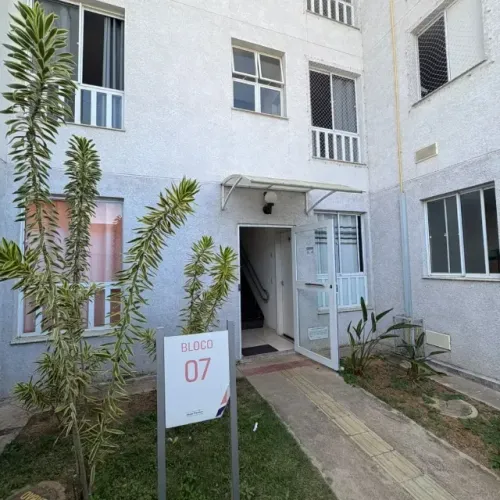 O imóvel conta com dois quartos, vaga de garagem, incluso água e gás