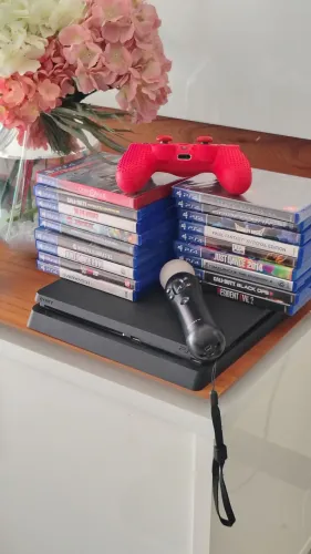 PlayStation 4 Slim com 16 jogos, controle importado, sensor de movimento e cooler