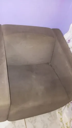 Vendo poltrona, bem conservada, com os 4 pés