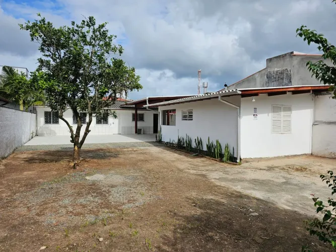 Vendo casa no bairro Carianos.