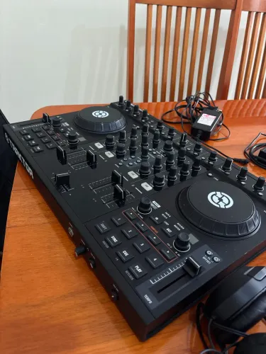 Traktor Kontrol S4 MK1 - Kit Completo + Case + Fone - Excelente estado