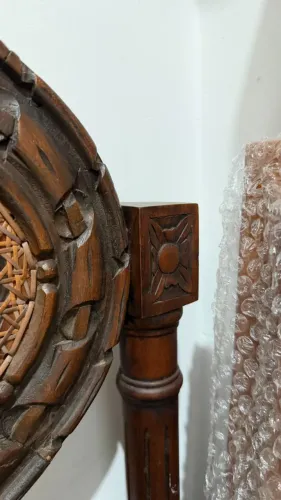 Cama vintage de solteiro, madeira maciça, entalhes feitos à mão e cabeceira em palhinha