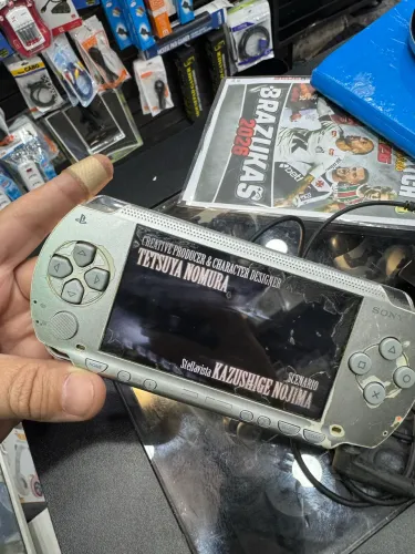PSP 1000 + cartão de memória com 3 jogos final fantasy
