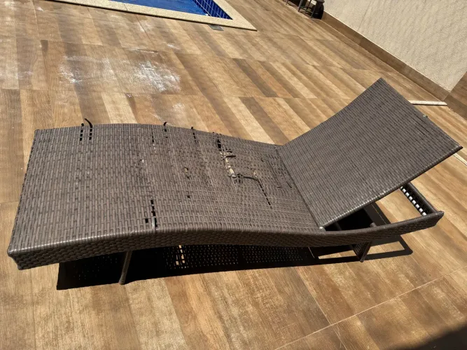 Espreguiçadeira para piscina.