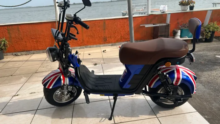 X13 Inglaterra 1.000 W, 60 V, velocidade de até 32 km/h.