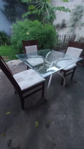 Mesa de vidro + três cadeiras estofadas