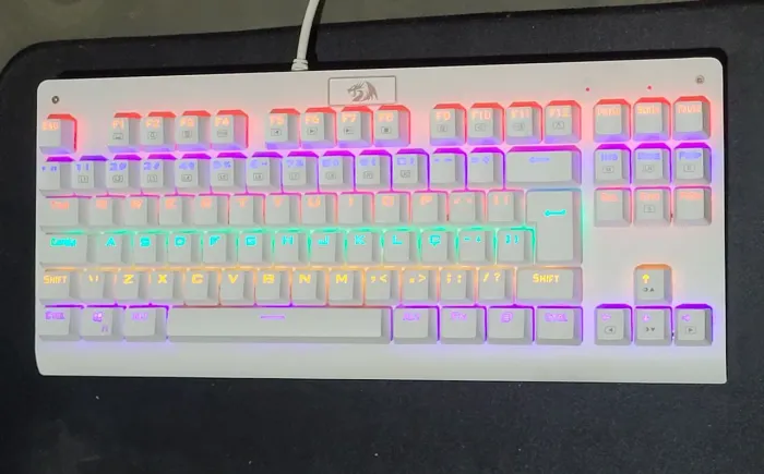Teclado mecânico Redragon Dark Avenger Switch Red