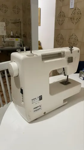 Máquina de costura domestica 
