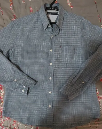 Camisa Tommy Hilfiger TAM P com detalhe na manga