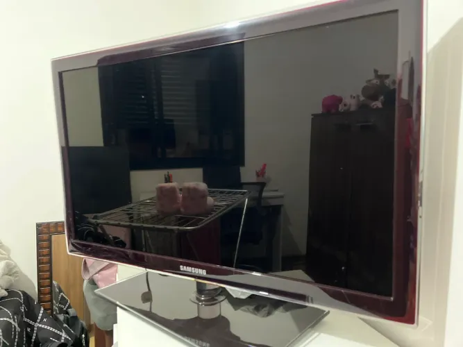 TV LED SAMSUNG 32 polegadas - Liga, mas a imagem apaga (para conserto/peças)
