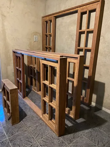 Porta e janelas de madeira