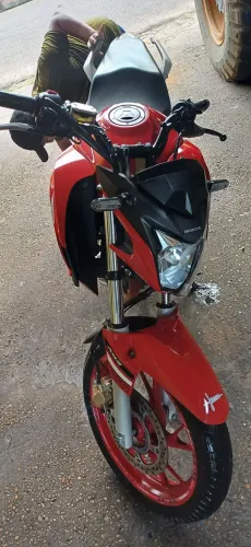 Vendo ou troco em uma Nx 500, posso dar a minha twister,  mais a volta também  moto em dia