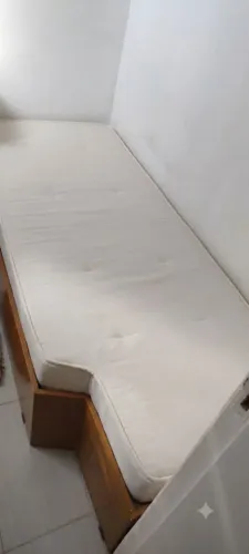 Cama sob medida com colchão de solteiro