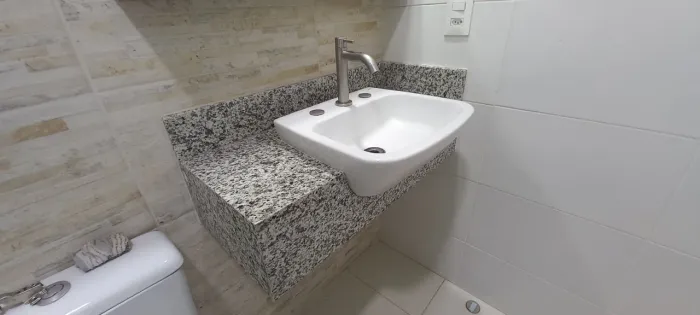 Vaso sanitário com caixa acoplada + pia de banheiro